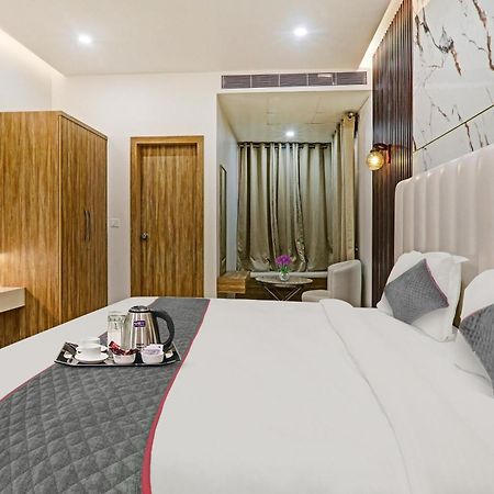 Super Townhouse Hotel Impact Chinhat Buitenkant foto