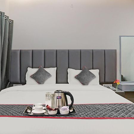 Super Townhouse Hotel Impact Chinhat Buitenkant foto