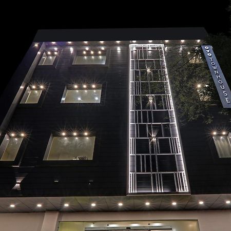 Super Townhouse Hotel Impact Chinhat Buitenkant foto