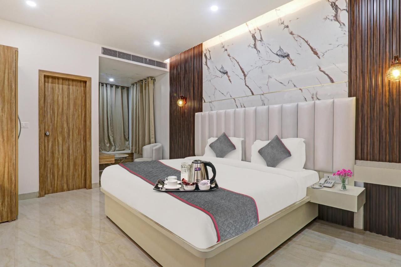 Super Townhouse Hotel Impact Chinhat Buitenkant foto