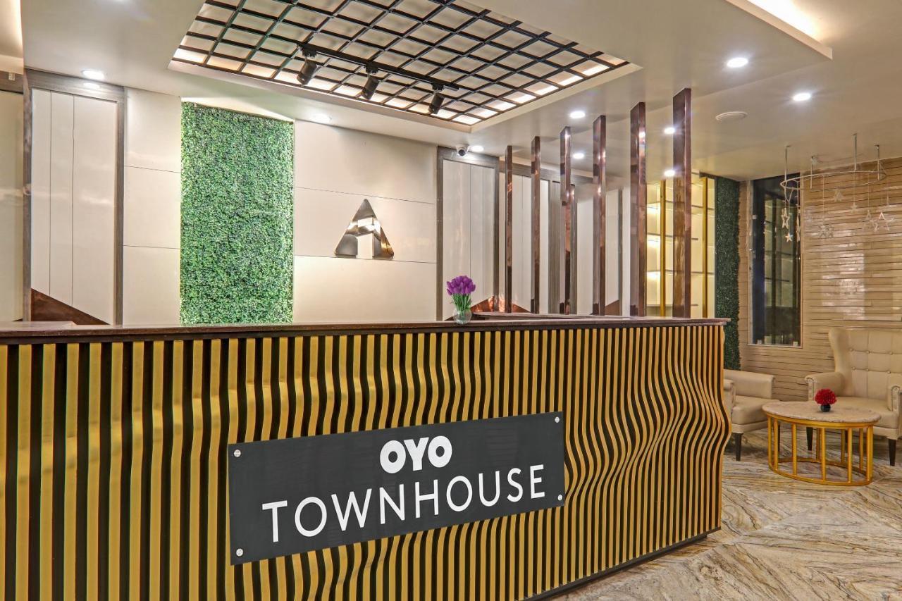 Super Townhouse Hotel Impact Chinhat Buitenkant foto