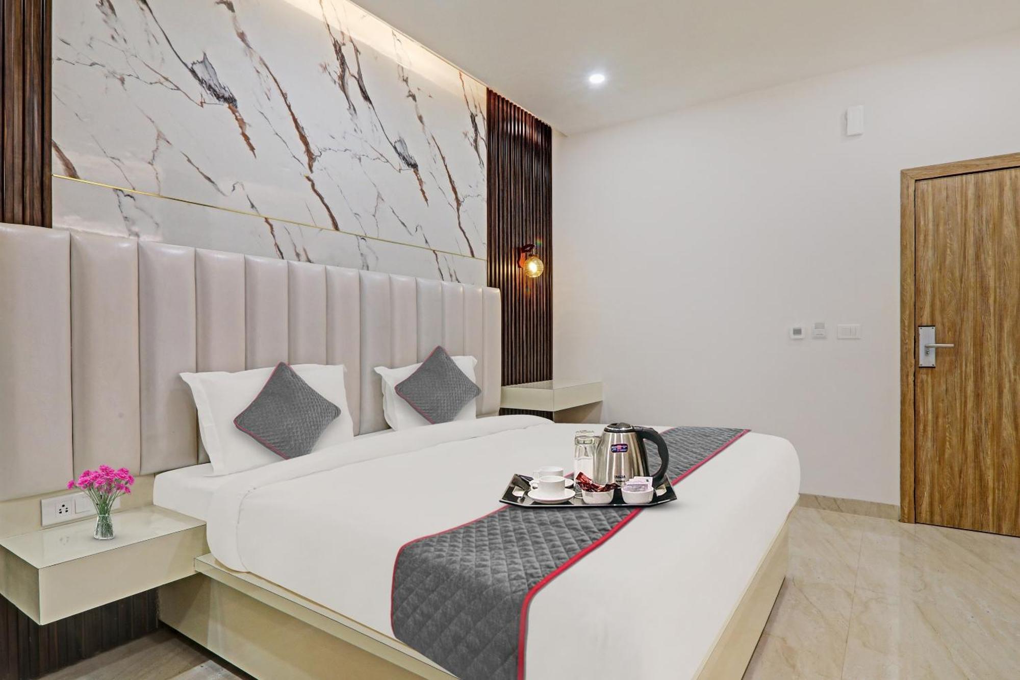 Super Townhouse Hotel Impact Chinhat Buitenkant foto
