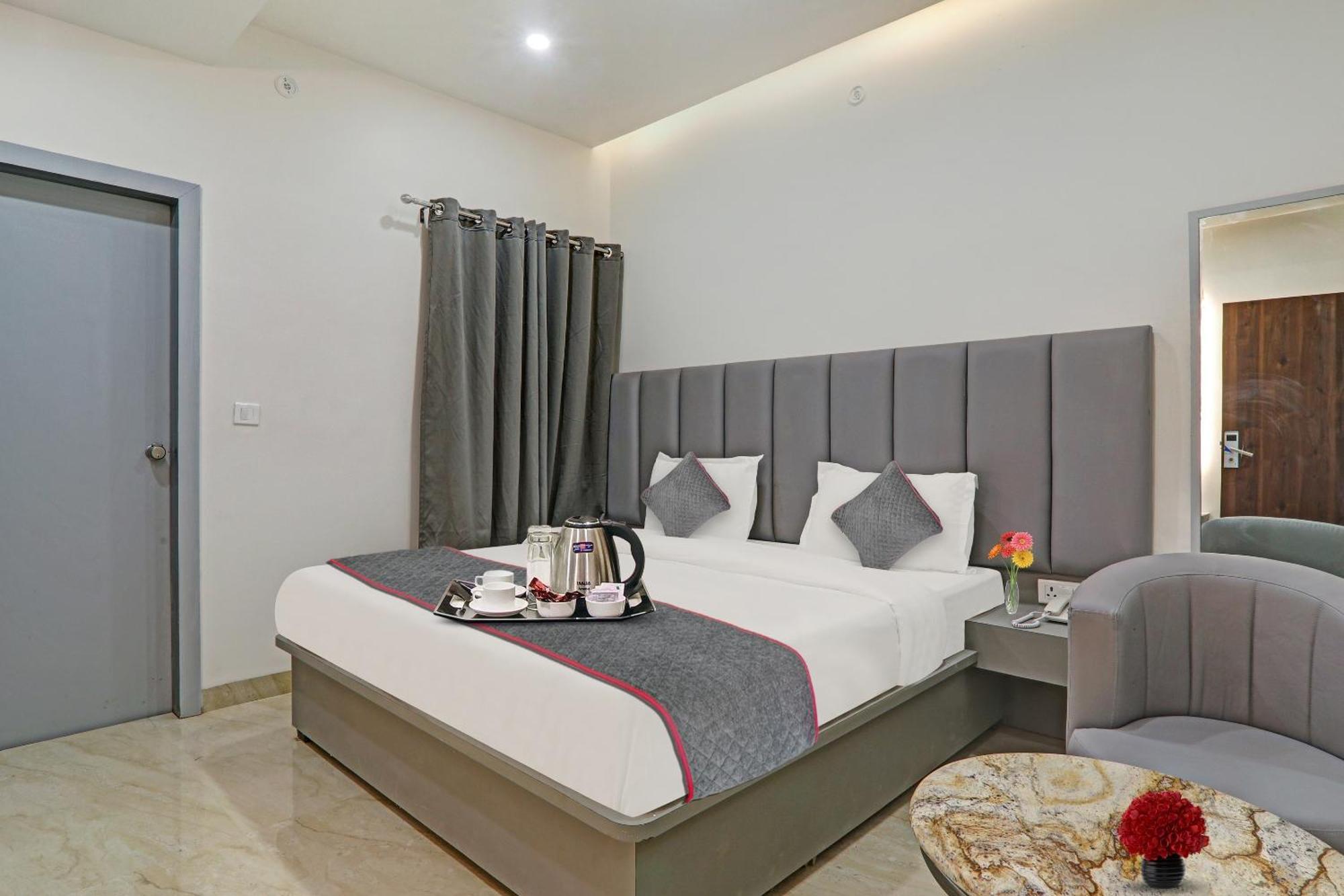Super Townhouse Hotel Impact Chinhat Buitenkant foto