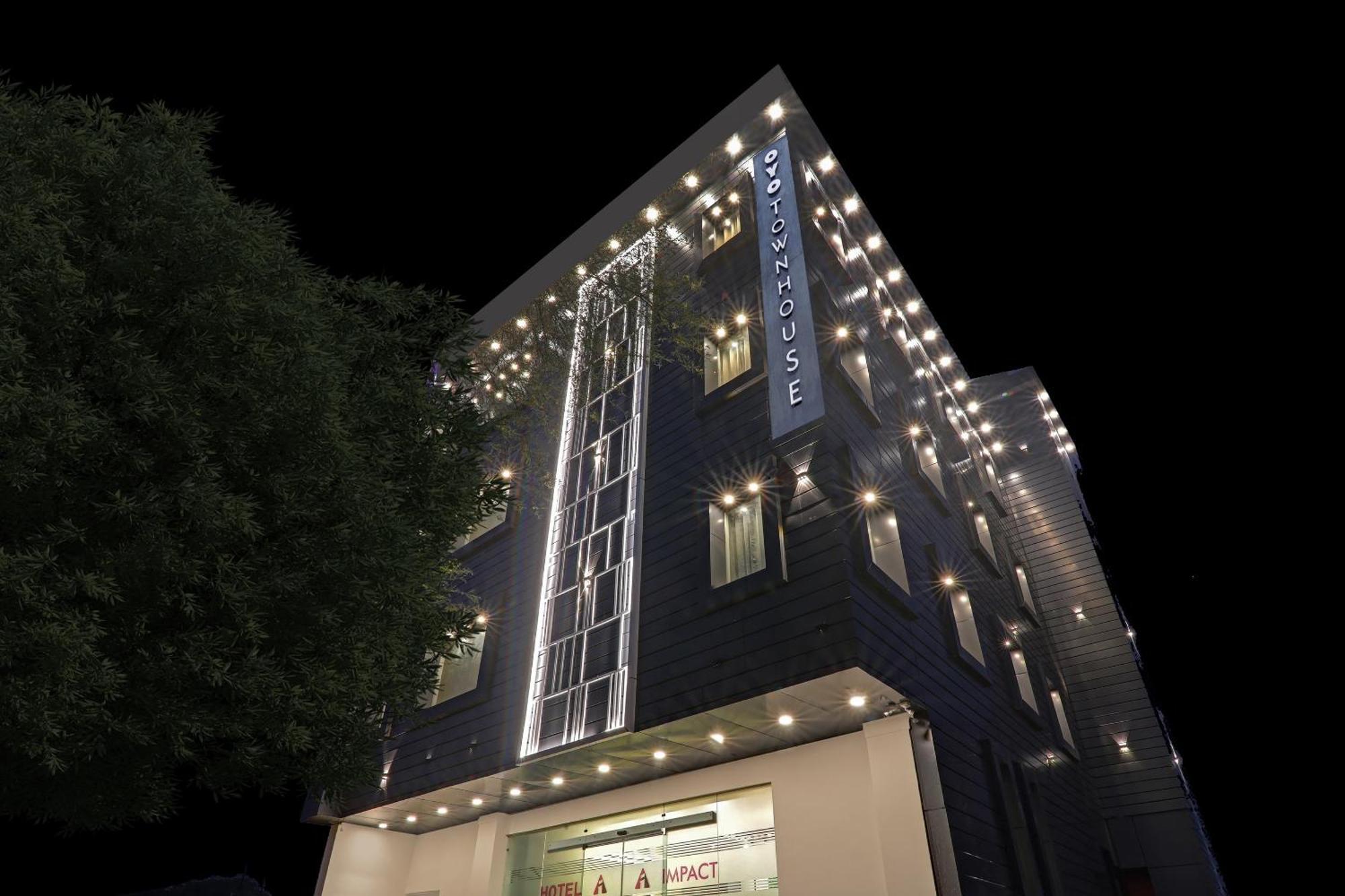 Super Townhouse Hotel Impact Chinhat Buitenkant foto
