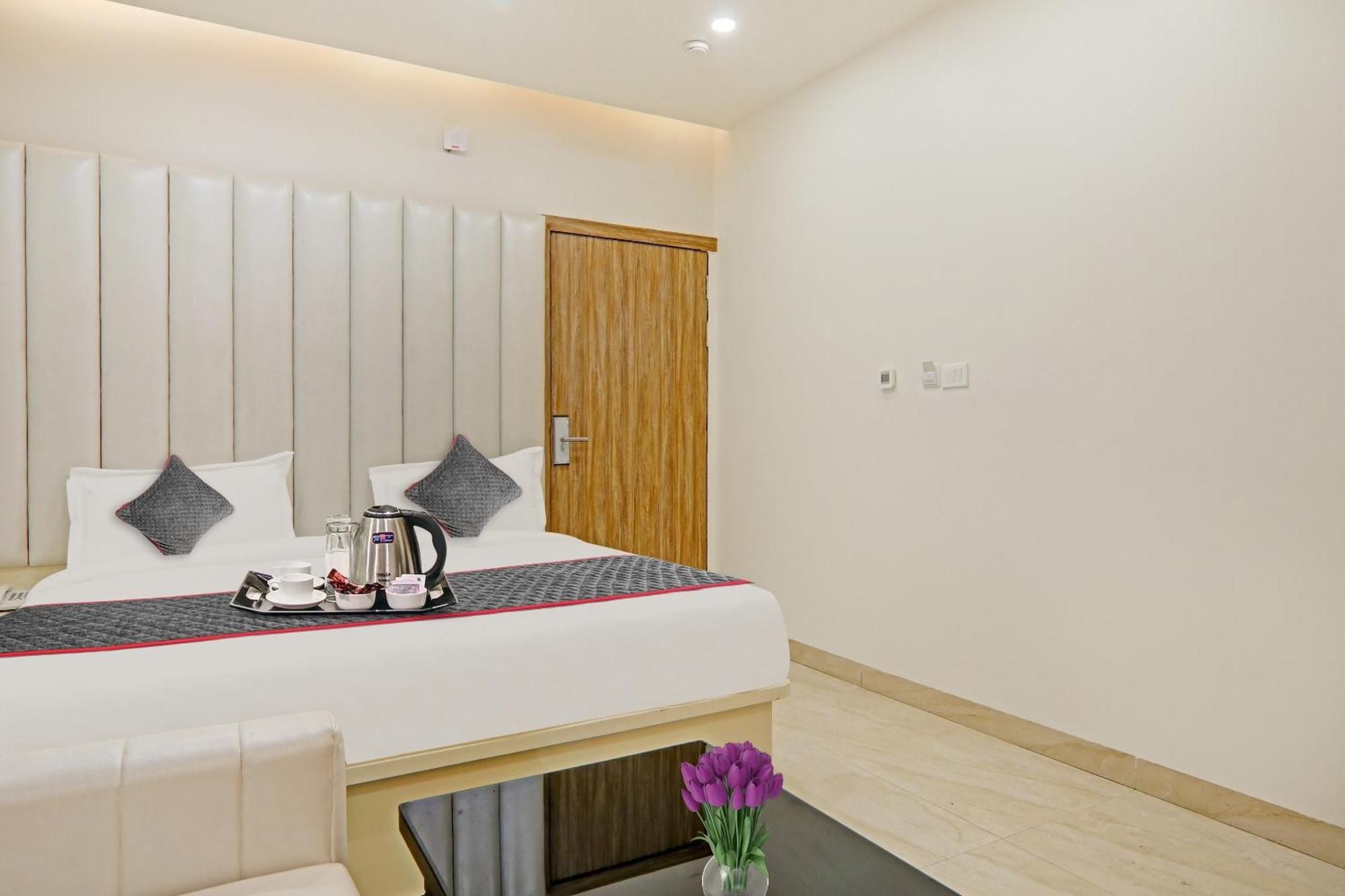 Super Townhouse Hotel Impact Chinhat Buitenkant foto