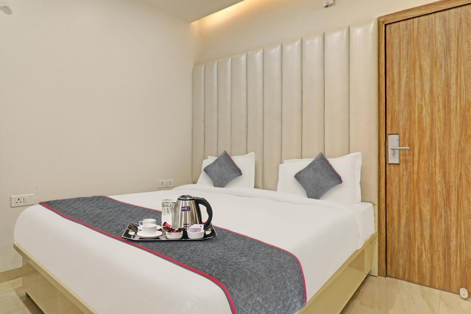 Super Townhouse Hotel Impact Chinhat Buitenkant foto
