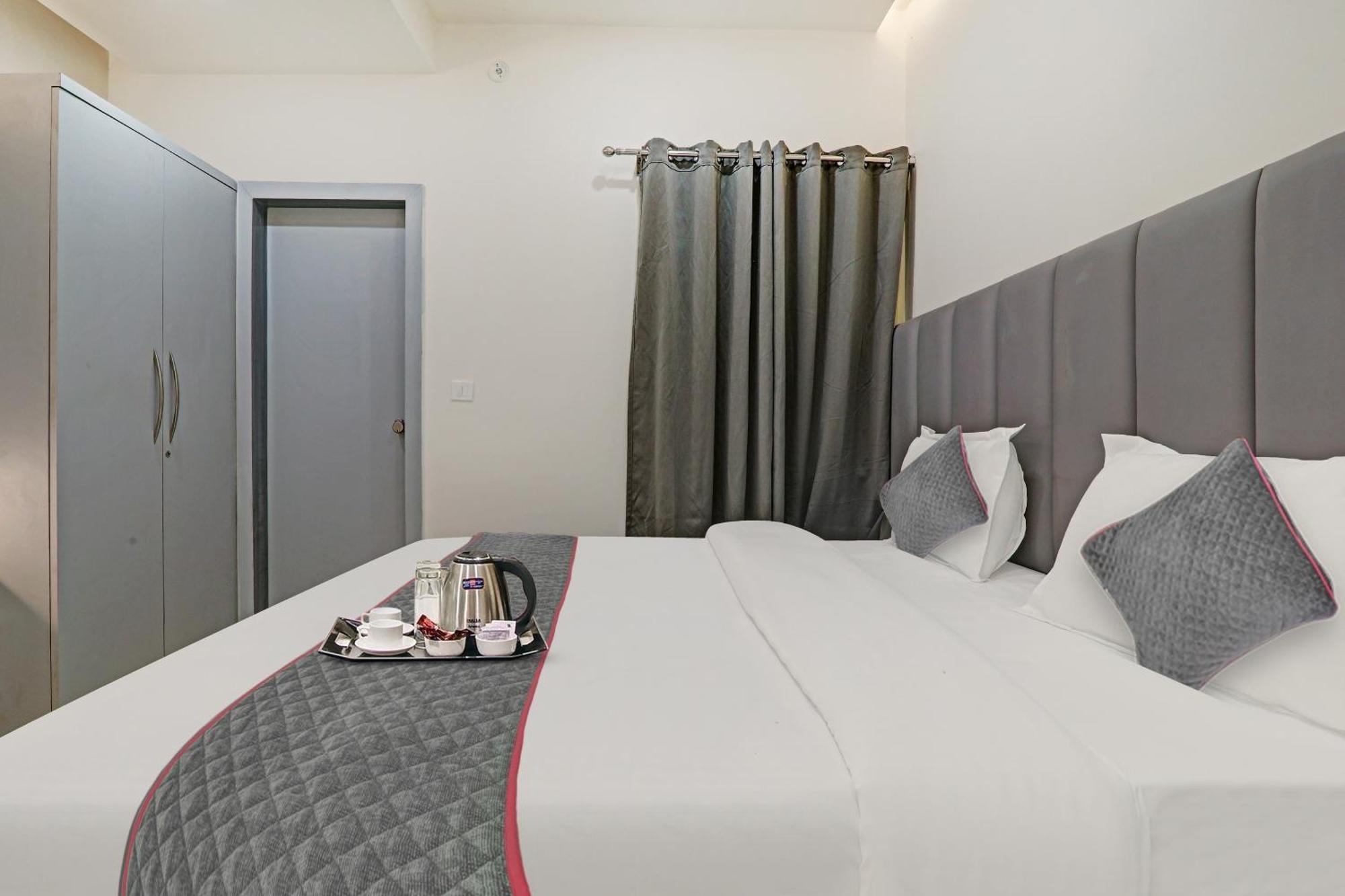 Super Townhouse Hotel Impact Chinhat Buitenkant foto