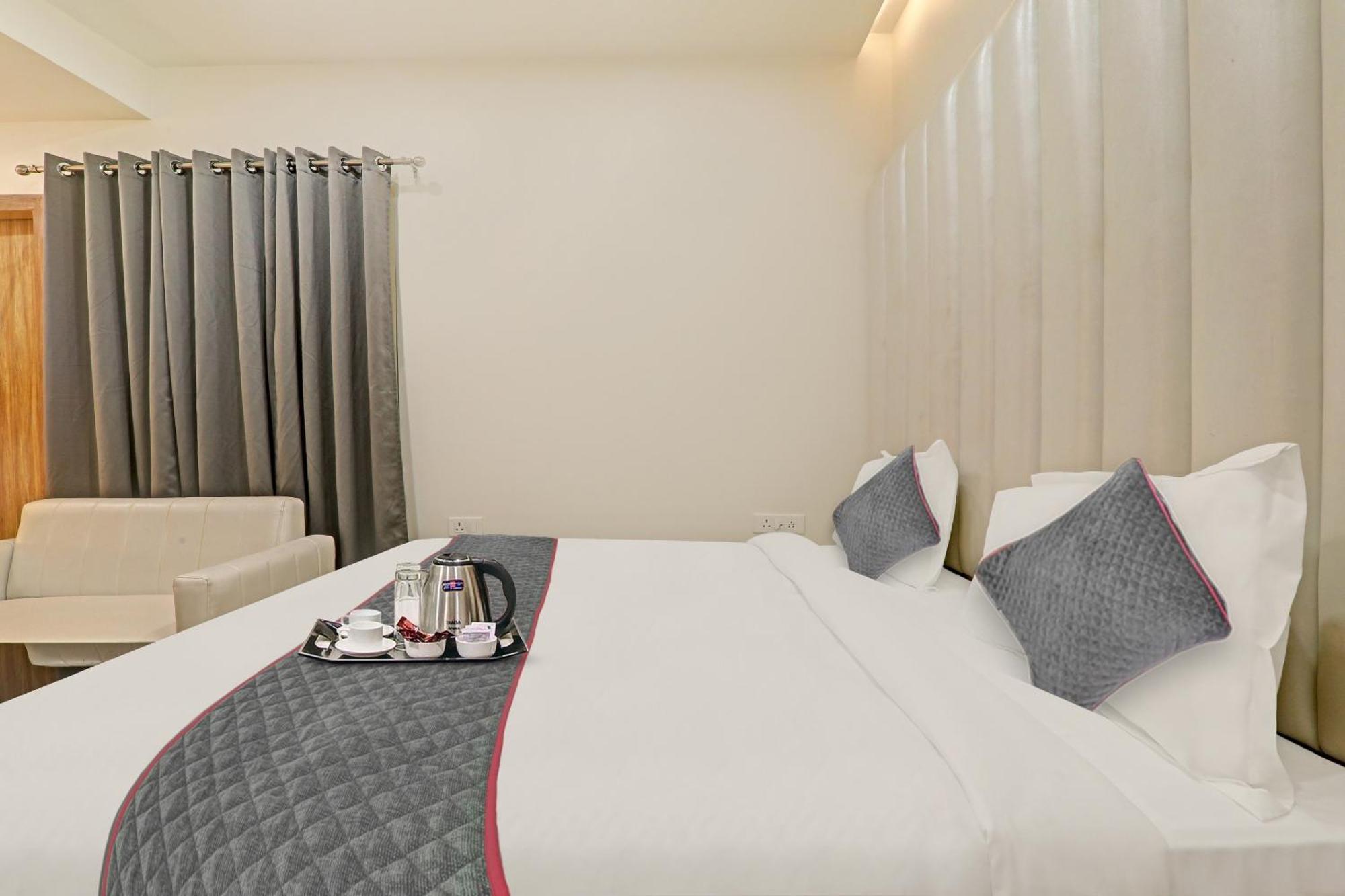 Super Townhouse Hotel Impact Chinhat Buitenkant foto