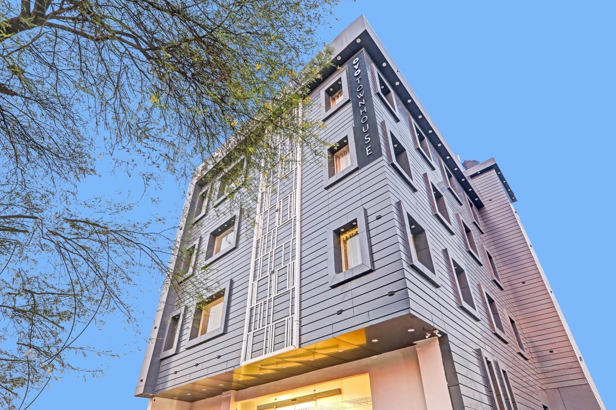 Super Townhouse Hotel Impact Chinhat Buitenkant foto