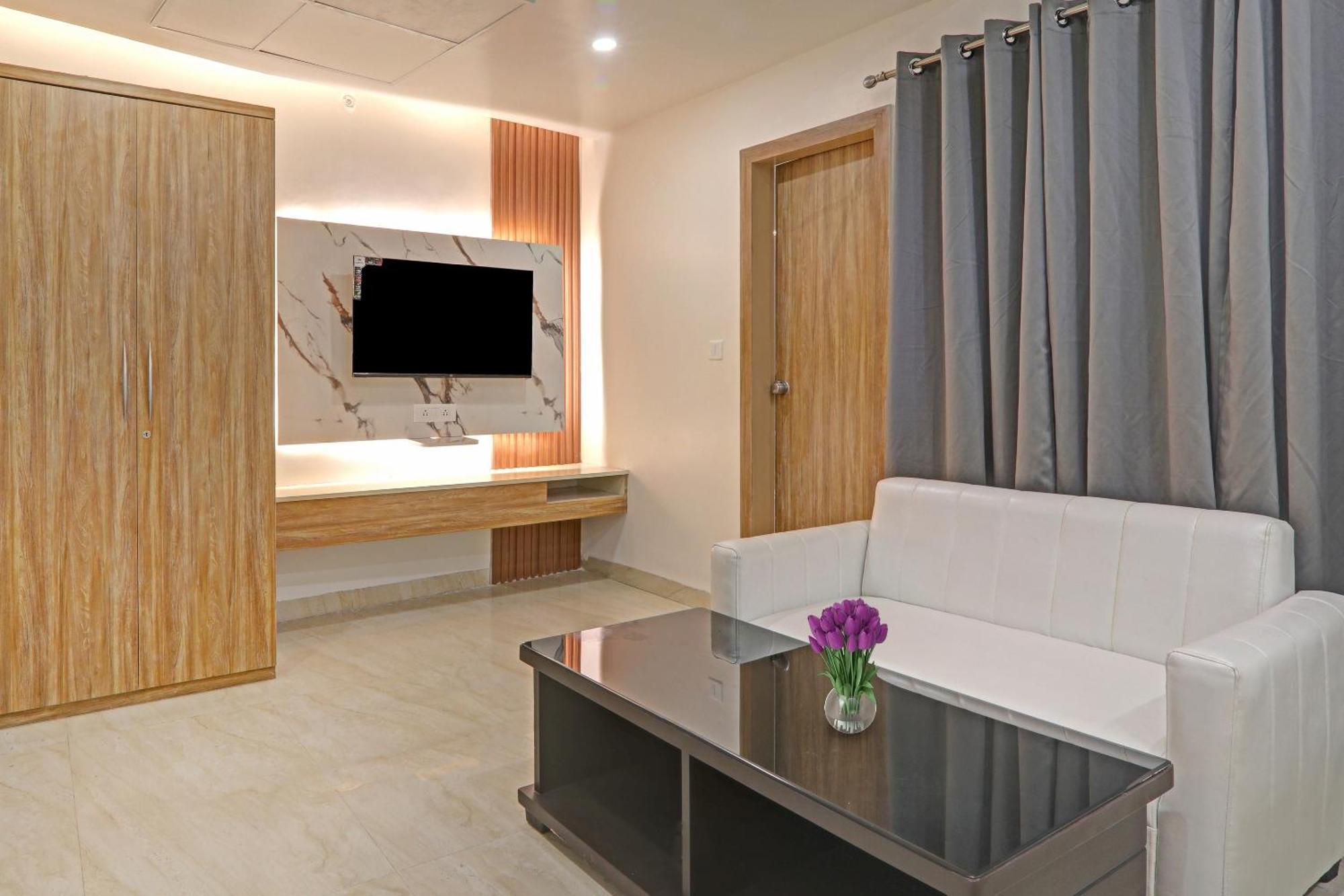 Super Townhouse Hotel Impact Chinhat Buitenkant foto