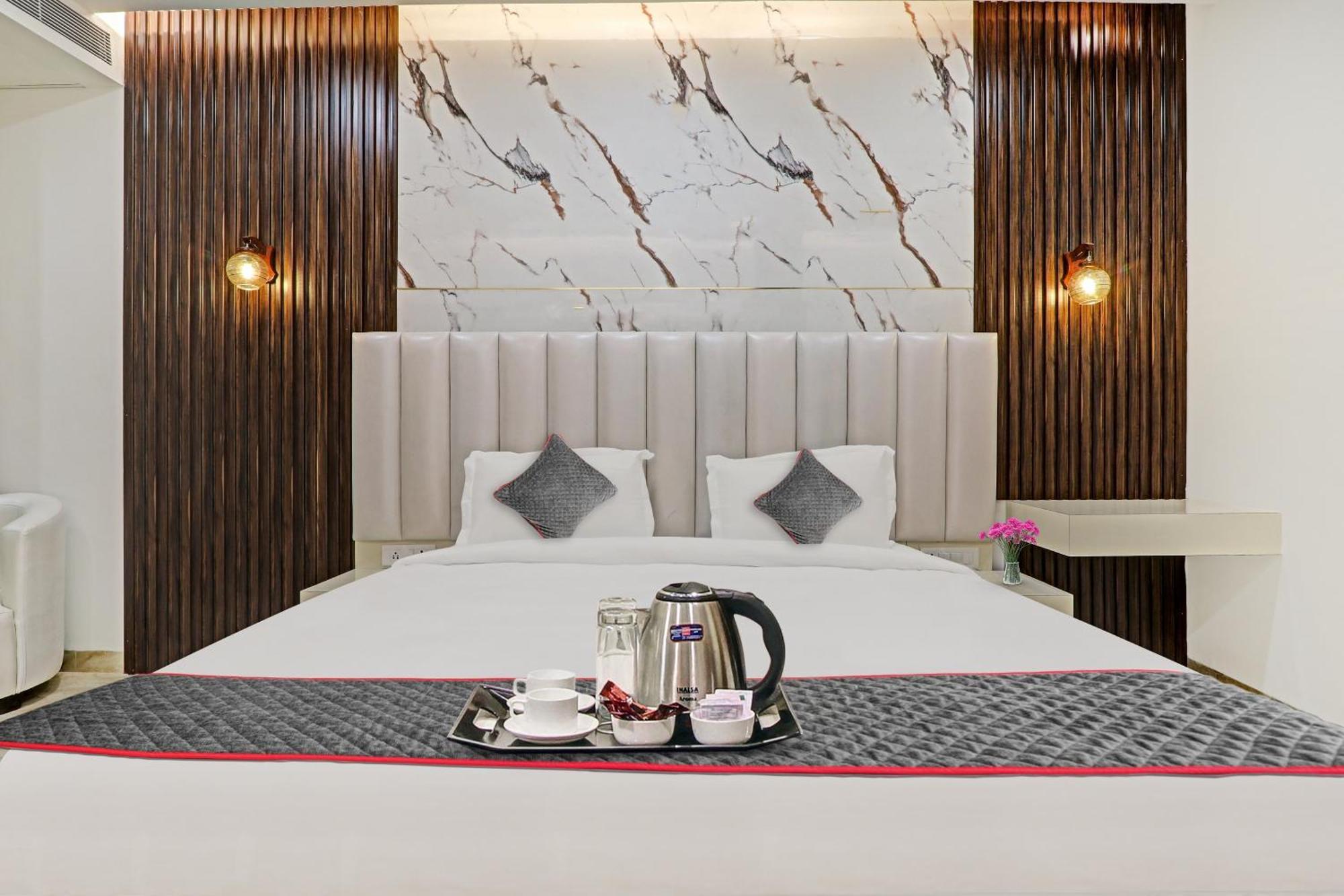 Super Townhouse Hotel Impact Chinhat Buitenkant foto