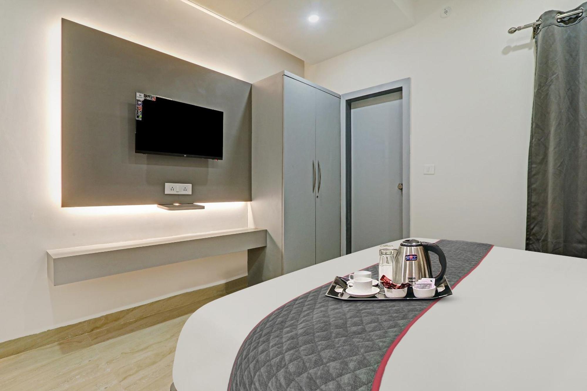 Super Townhouse Hotel Impact Chinhat Buitenkant foto