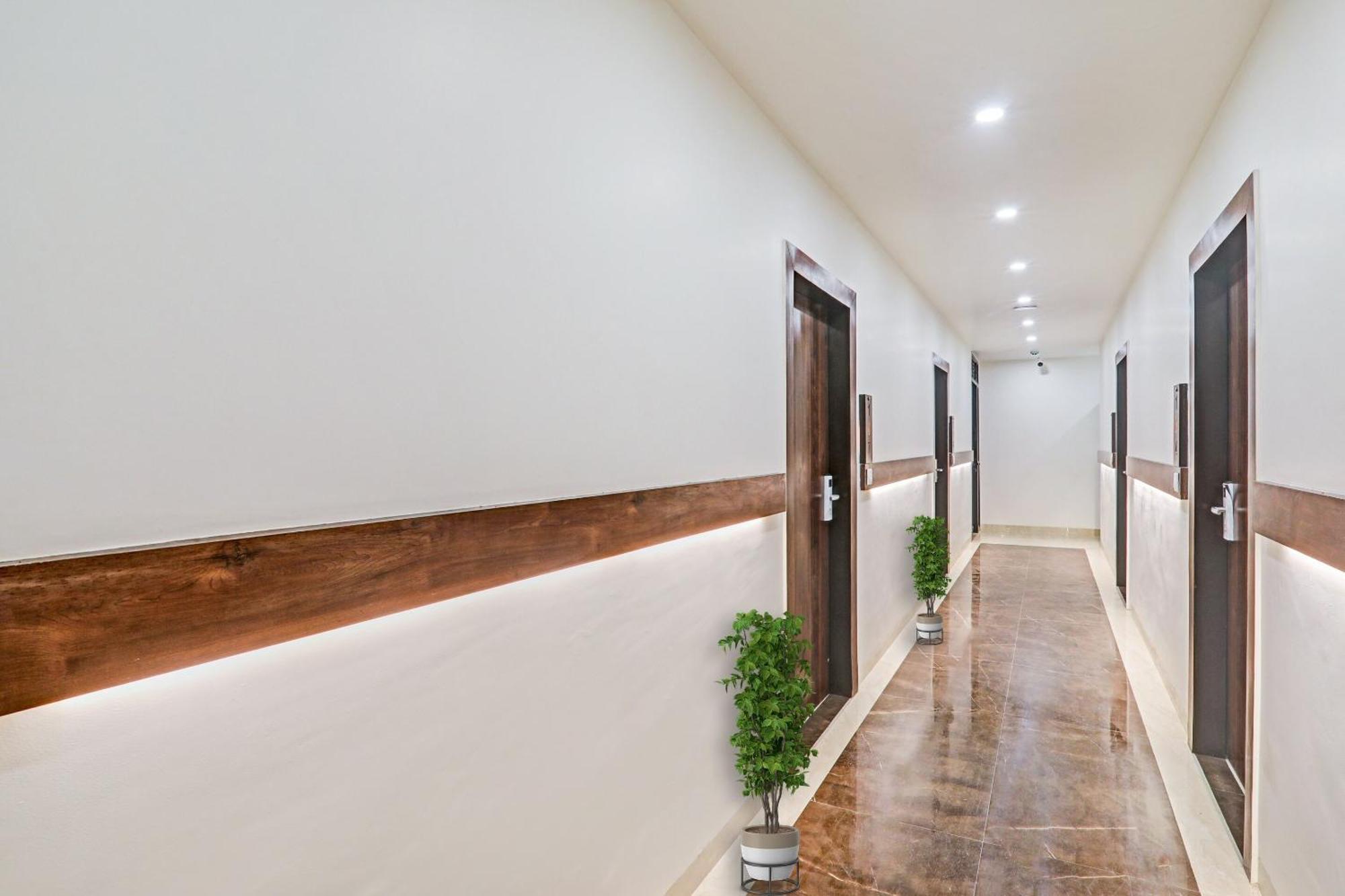 Super Townhouse Hotel Impact Chinhat Buitenkant foto