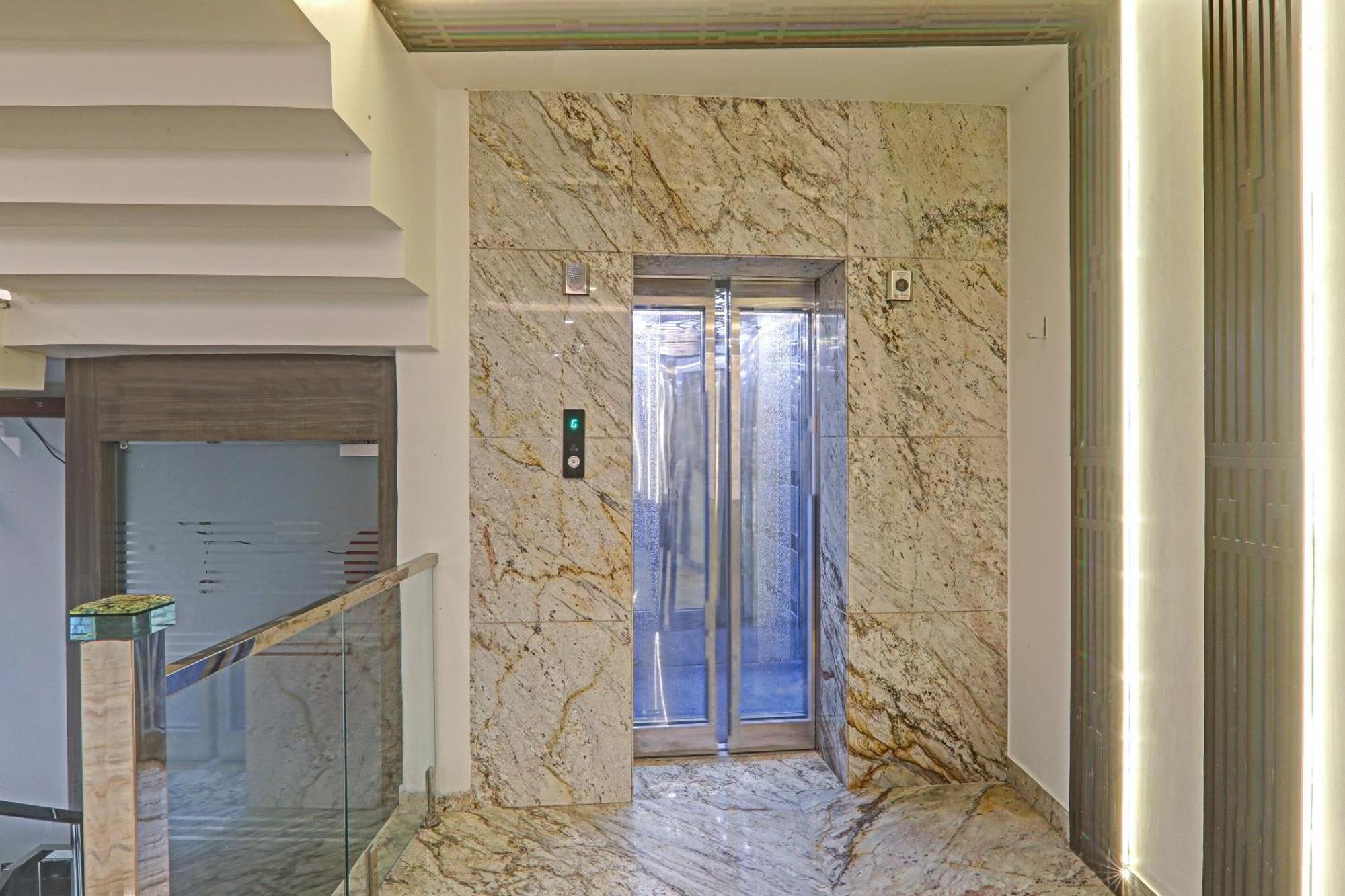 Super Townhouse Hotel Impact Chinhat Buitenkant foto
