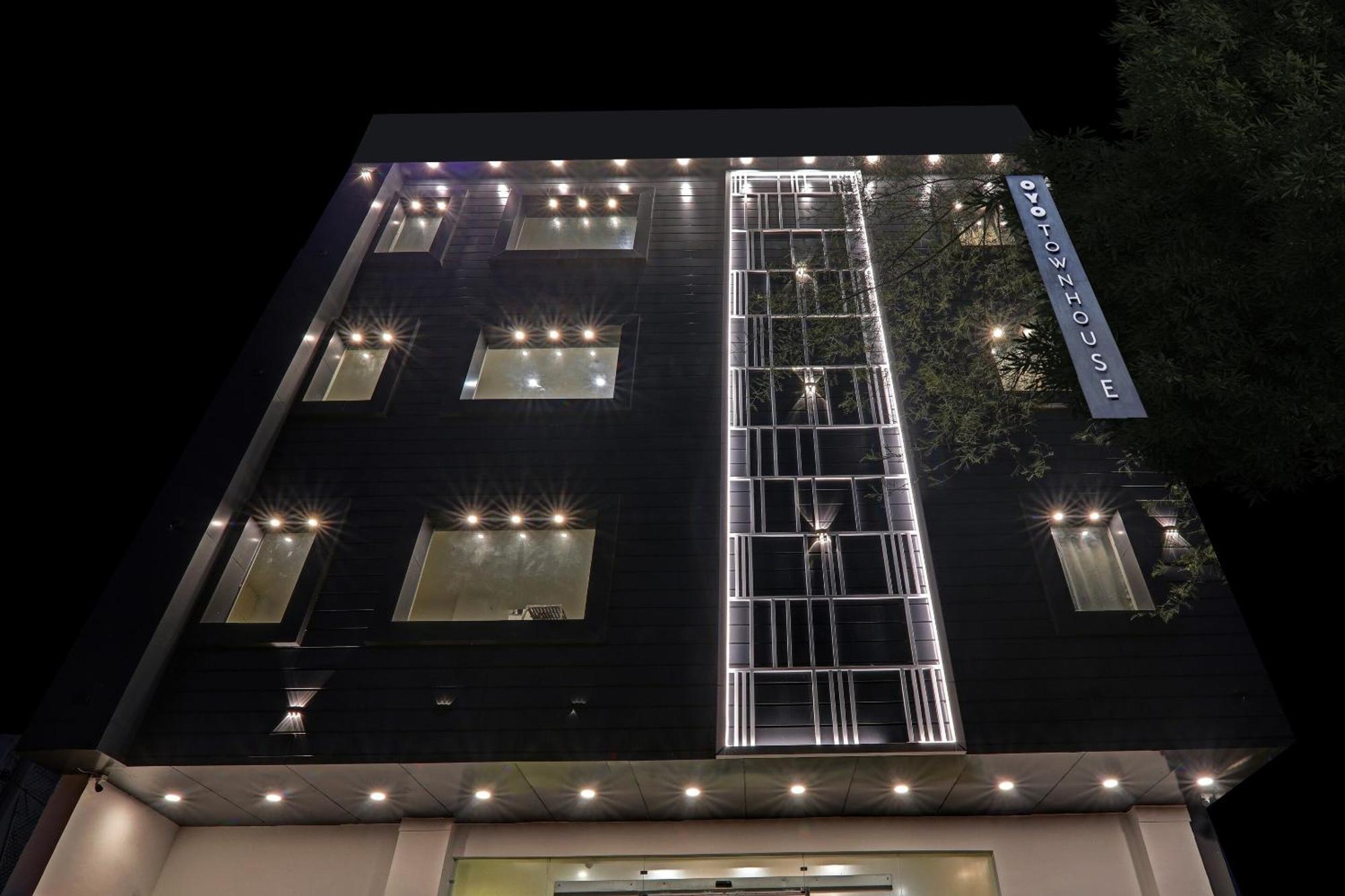 Super Townhouse Hotel Impact Chinhat Buitenkant foto