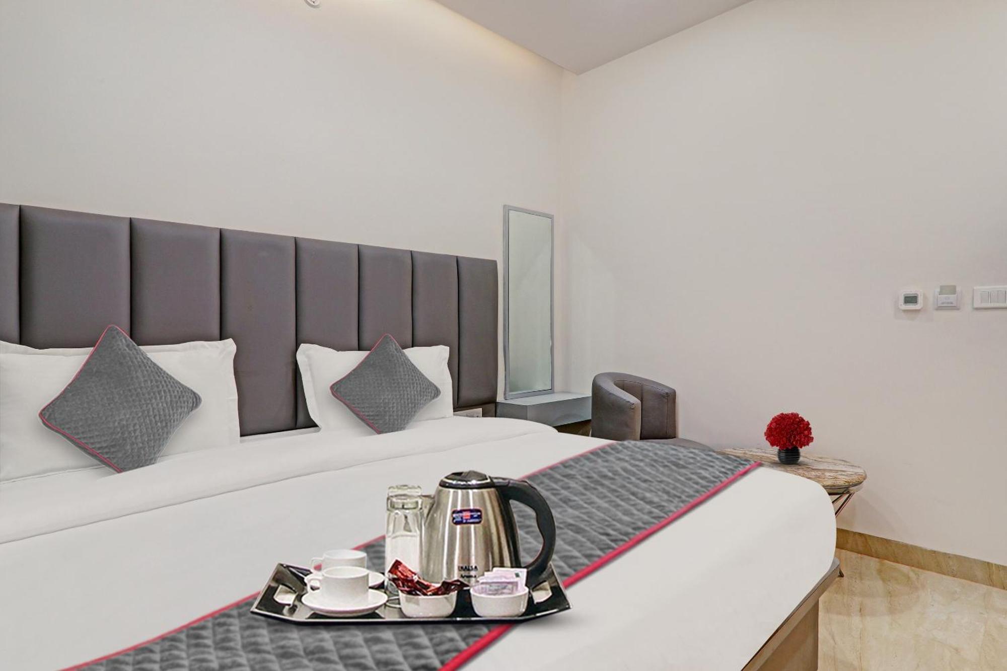 Super Townhouse Hotel Impact Chinhat Buitenkant foto