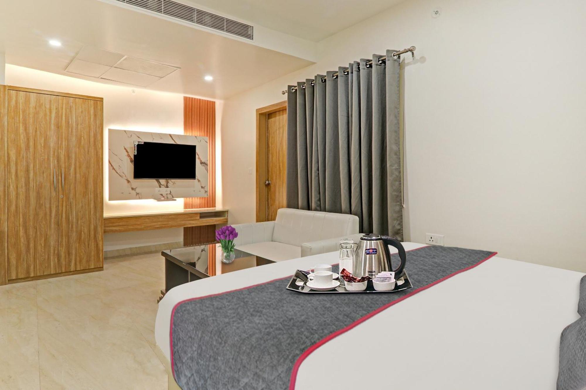 Super Townhouse Hotel Impact Chinhat Buitenkant foto