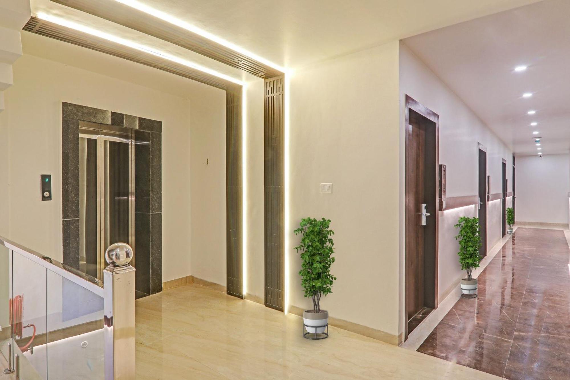 Super Townhouse Hotel Impact Chinhat Buitenkant foto