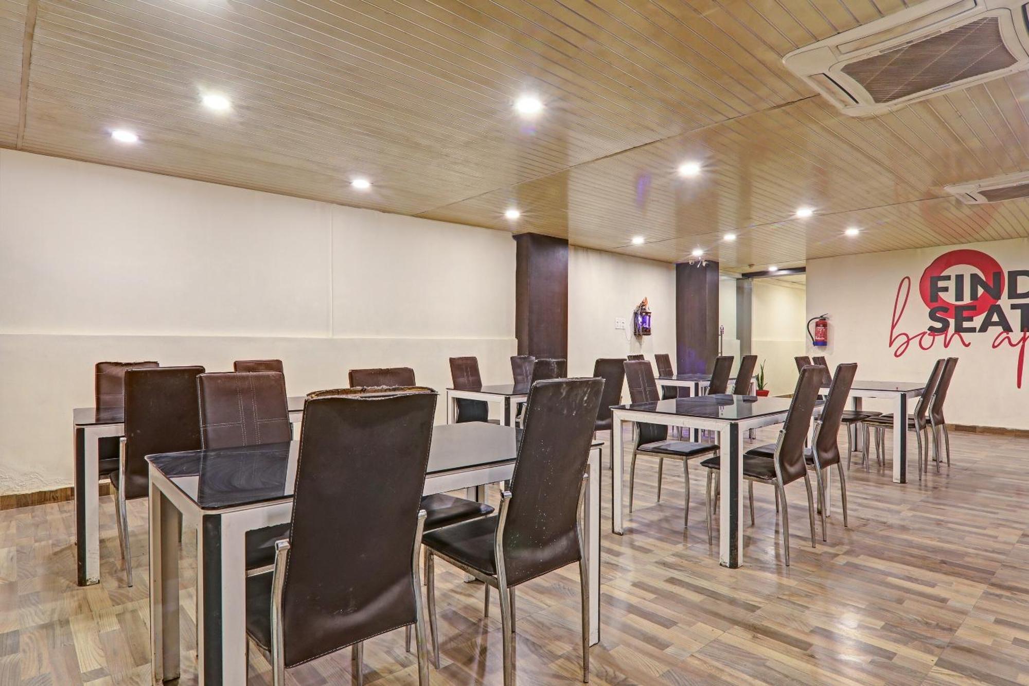 Super Townhouse Hotel Impact Chinhat Buitenkant foto