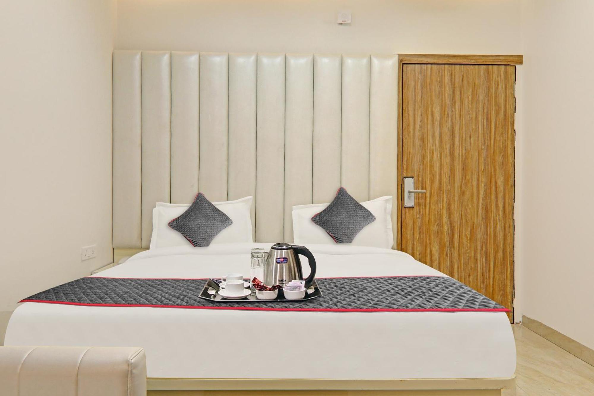 Super Townhouse Hotel Impact Chinhat Buitenkant foto